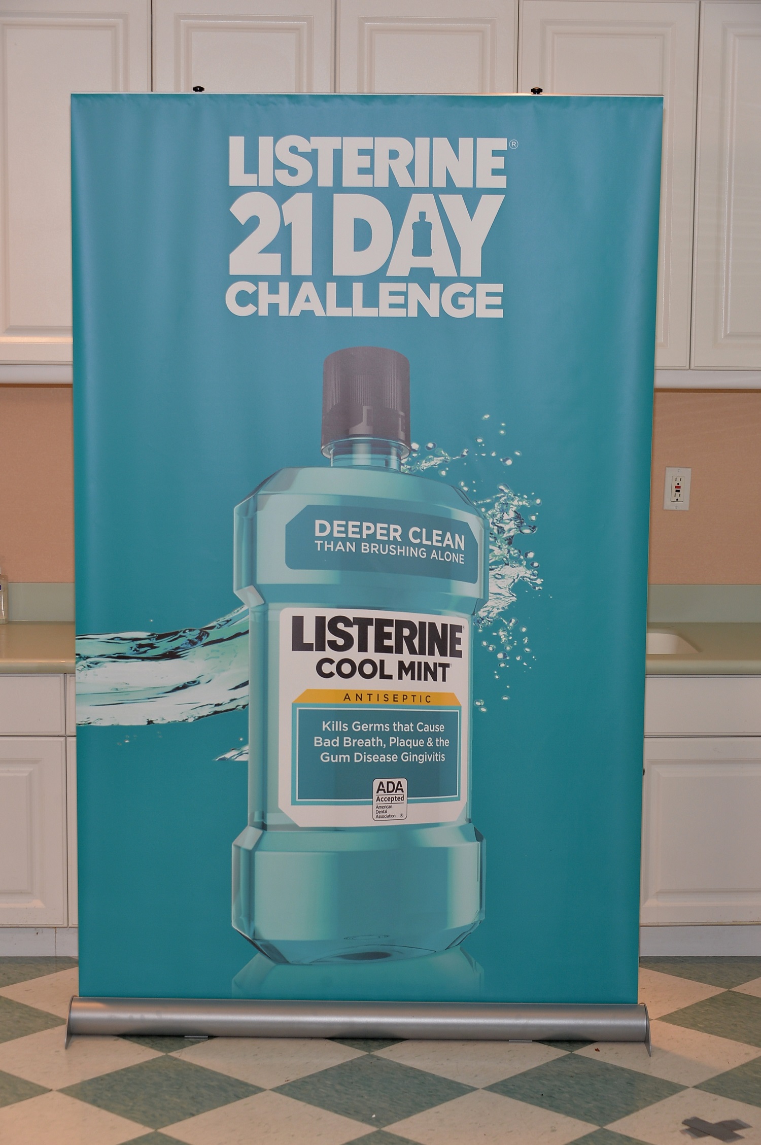 Elizabeth Banks Launches The 2nd Annual Listerine 21-Day Challenge