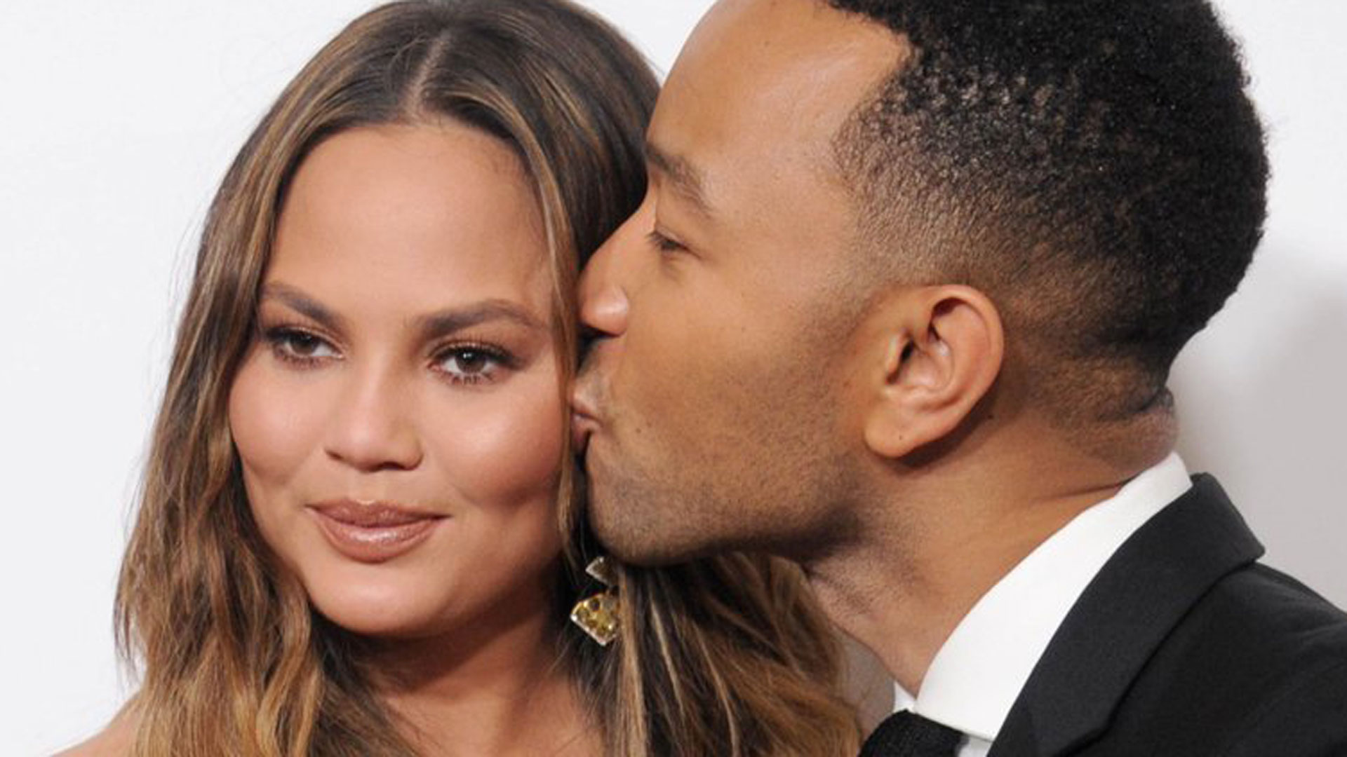 weird-things-we-all-ignore-about-chrissy-teigen_s-relationship