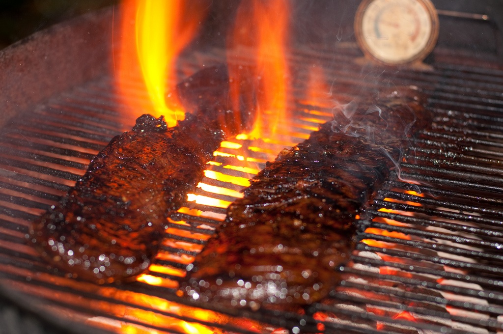 cooking steak on charcoal grilling times
