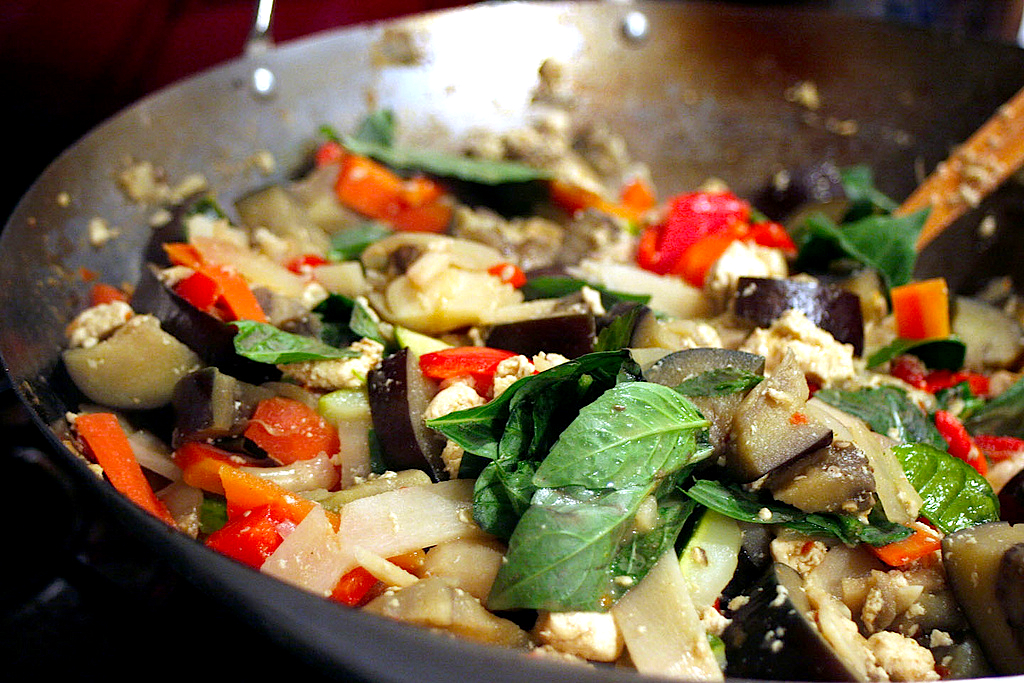 Как пожарить овощи на сковороде. Жареные овощи на сковороде. Жареные овощи. Хамси на сковородке + салат. Можно ли готовить поке с жареными овощами.