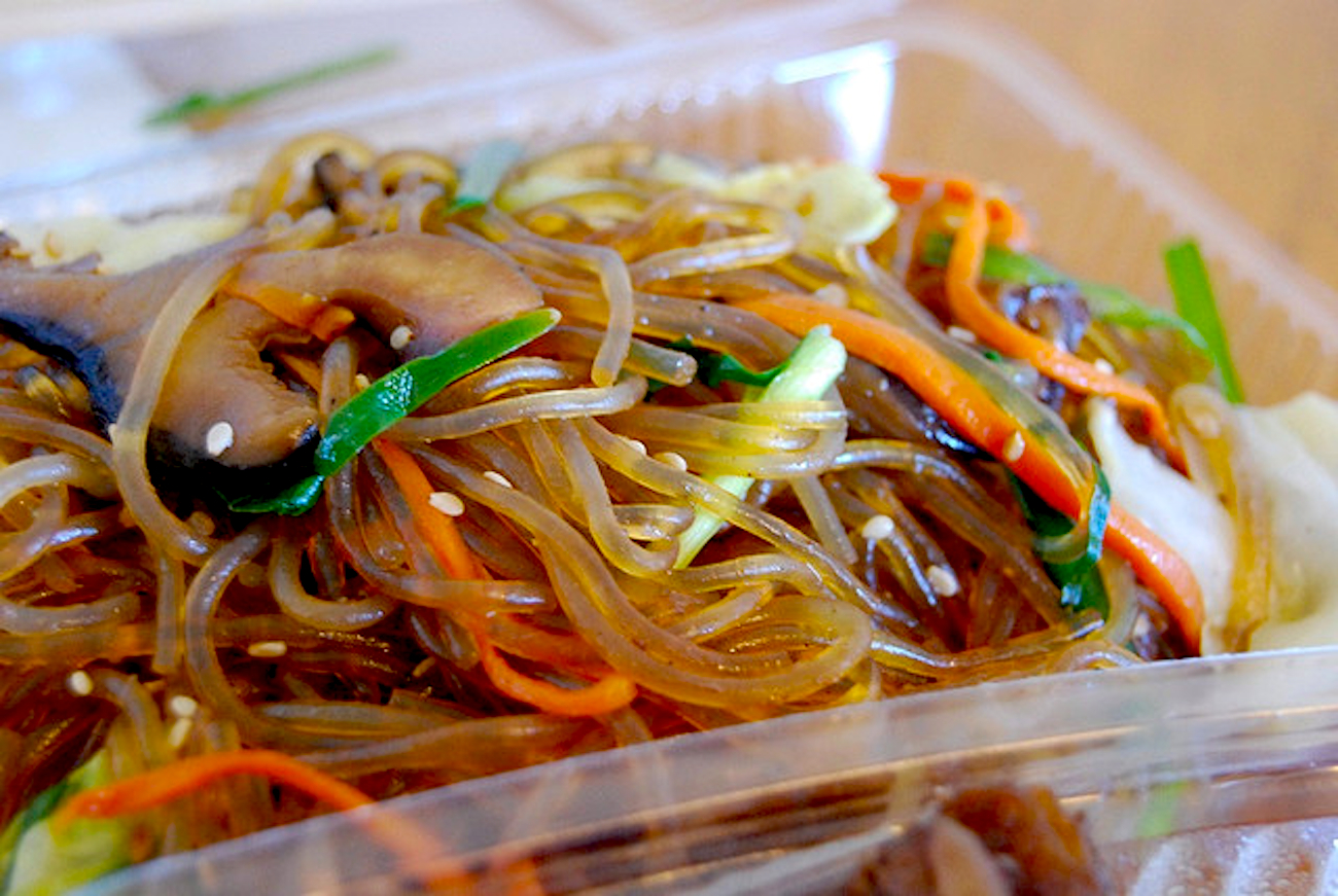 Лапша по корейски рецепт. Лапша корейская Noodle. Рисовая лапша Корея. Корейские блюда на столе. Корейская лапша с осьминогом.