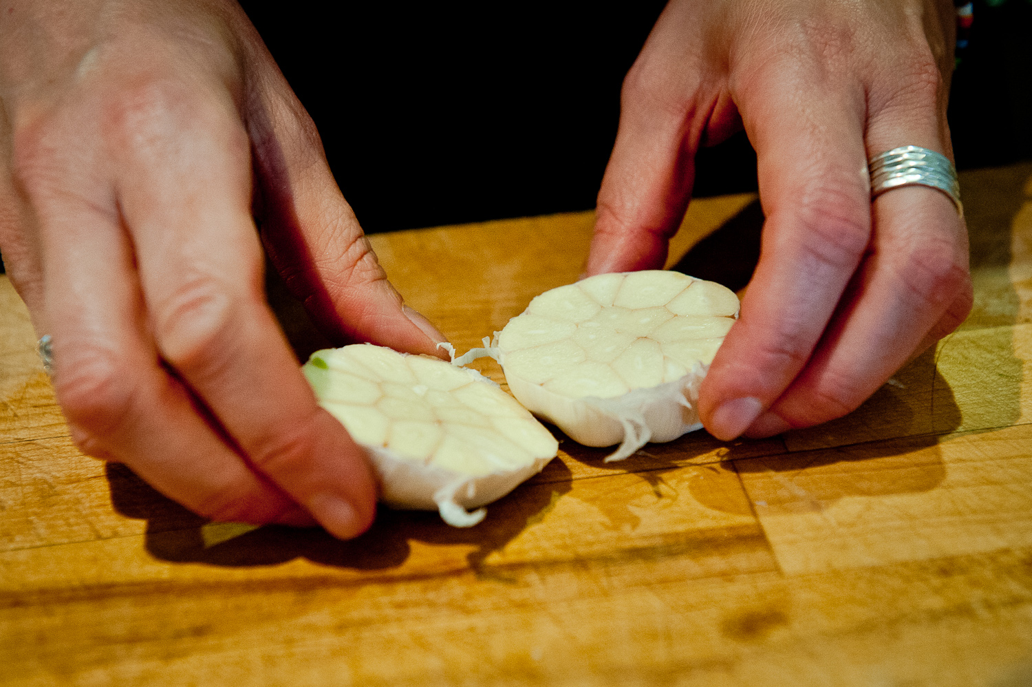 Slice the garlic head in half