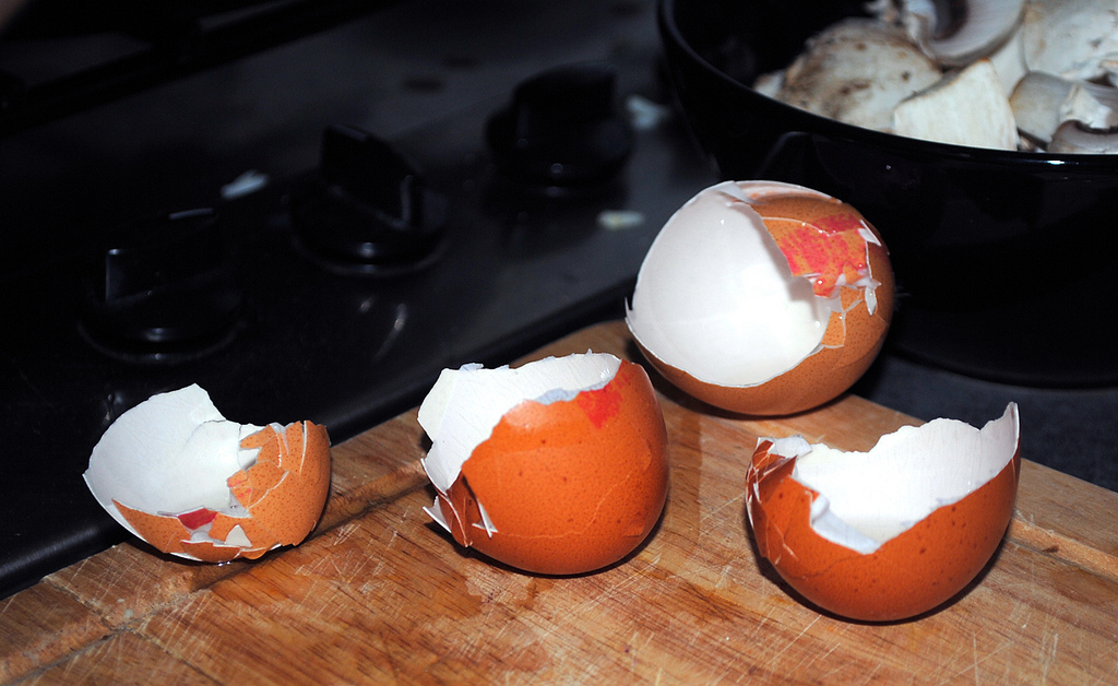 What Is The Best Way To Crack An Egg? Food Republic
