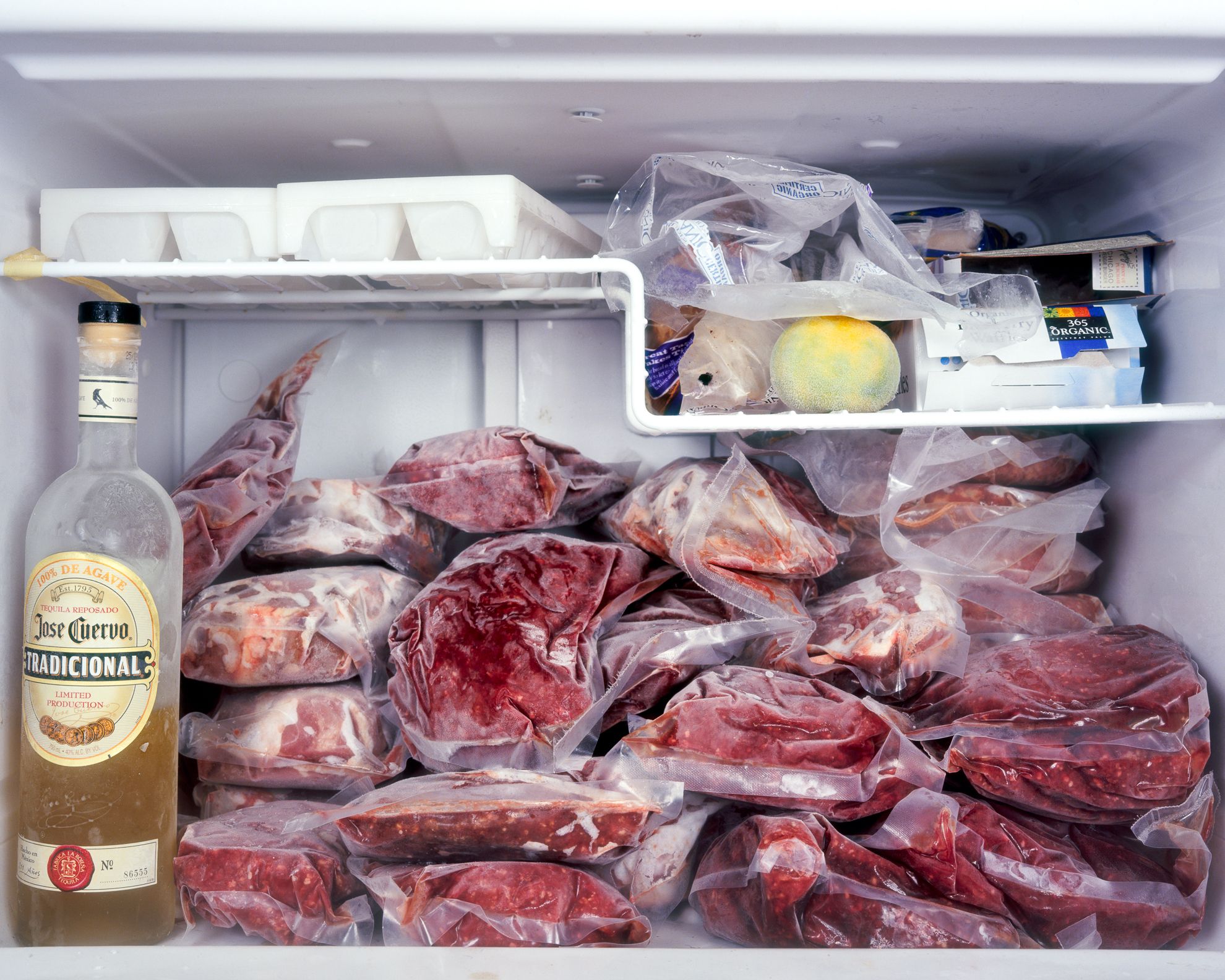 В холодильнике есть мясо. Холодильник полный мяса. Хранение мяса в морозилке.