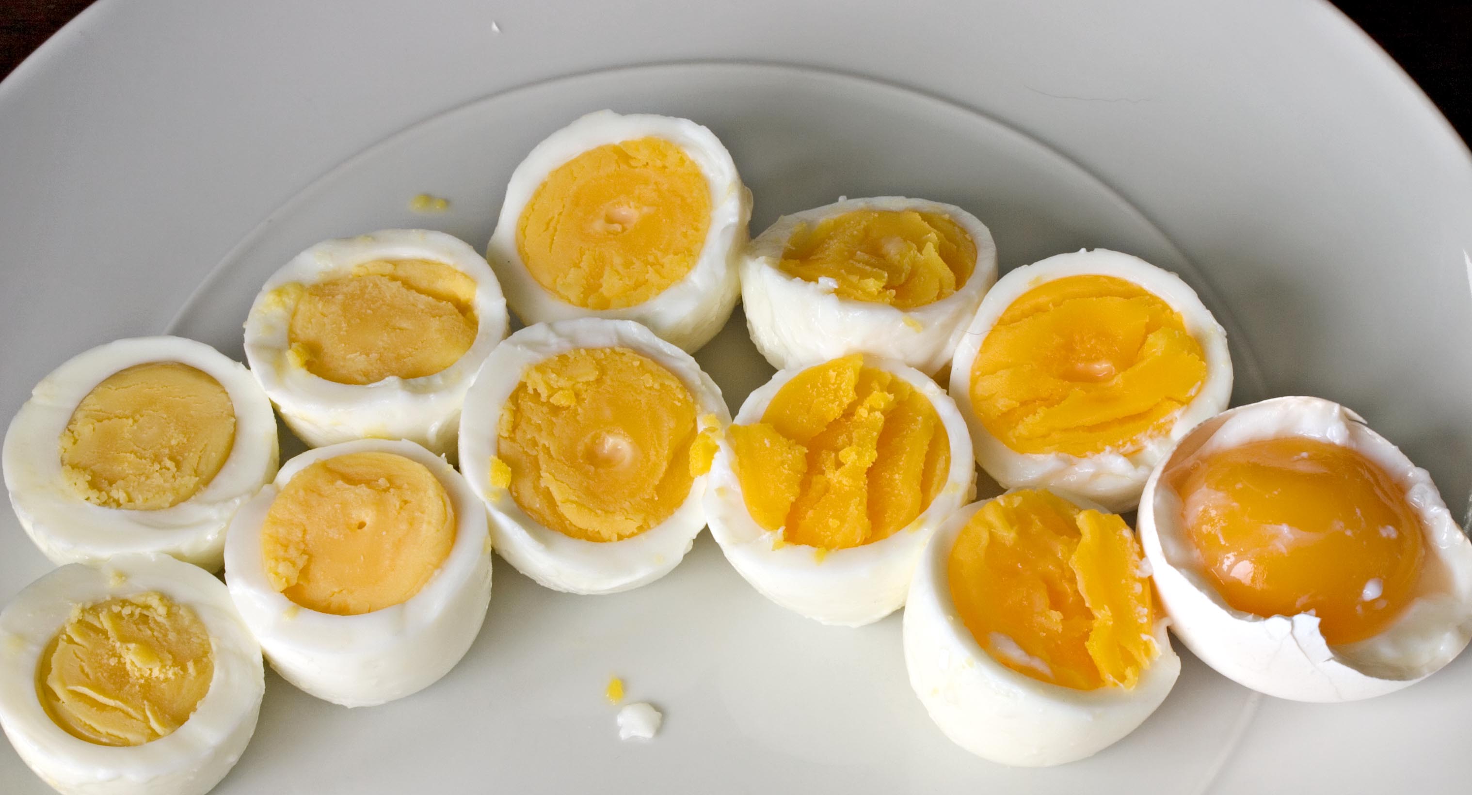 Можно ли есть на ночь вареные яйца. Яйцо в крутую. Вареные яйца. Яйца вкрутую. Варка яиц.