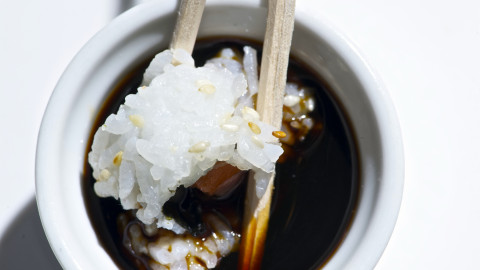Mess-Free Soy Sauce On Sushi